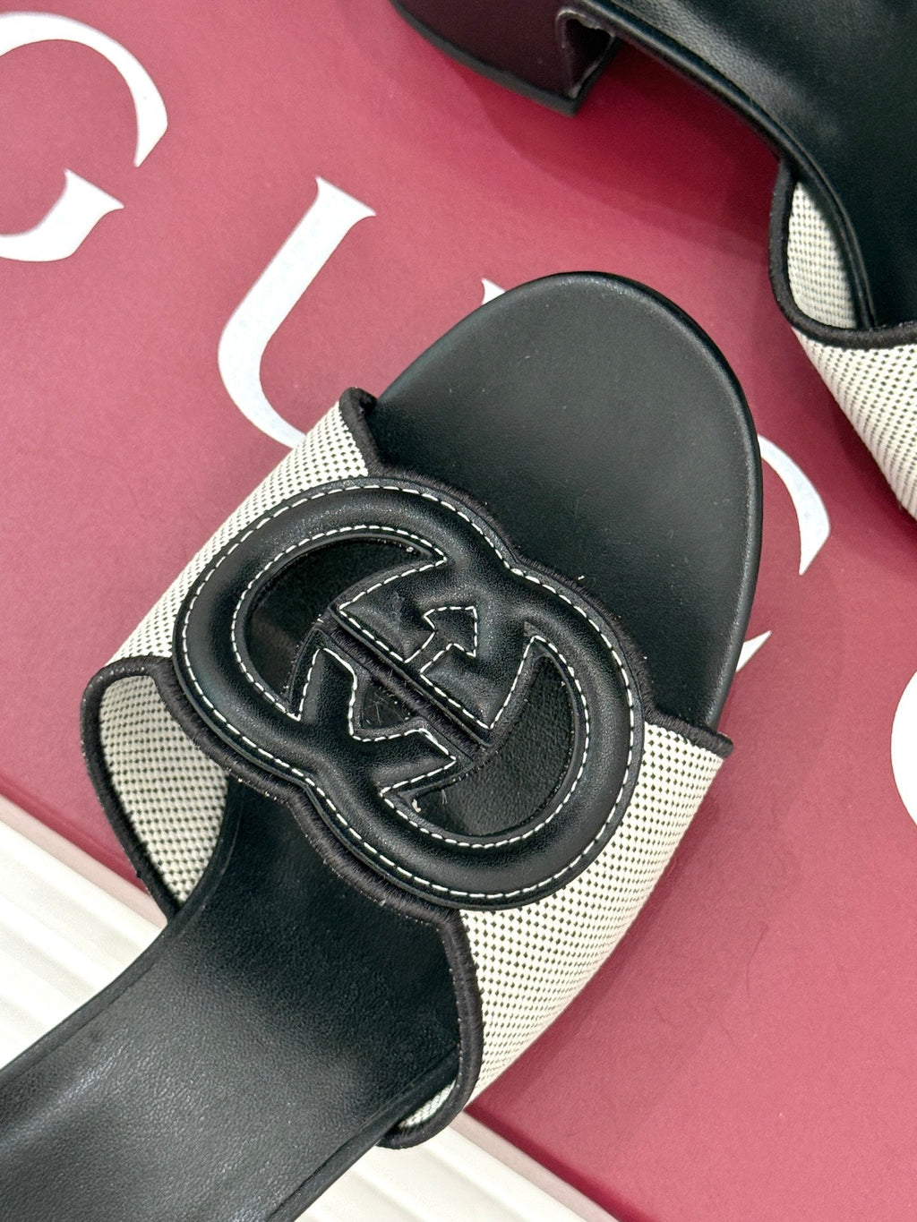 MID-HEEL MULE IN BLACK CALFSKIN AND CREAM WHITE FABRIC