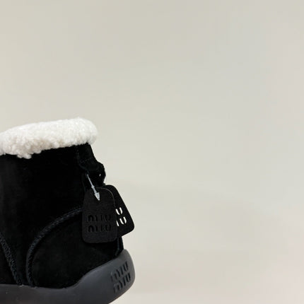 ANKLE BOOTS IN BLACK SUEDE AND FLEECE LINING