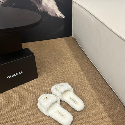 CHANEL 26S SLIDE SANDALS IN WHITE SHEARLING CC LOGO