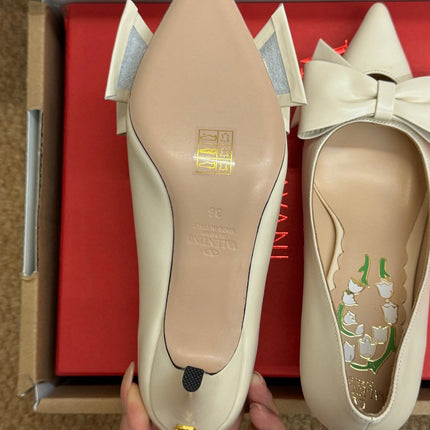 VALENTINO 26S HIGH HEEL SHOES IN OFF-WHITE CALFSKIN WITH BOW