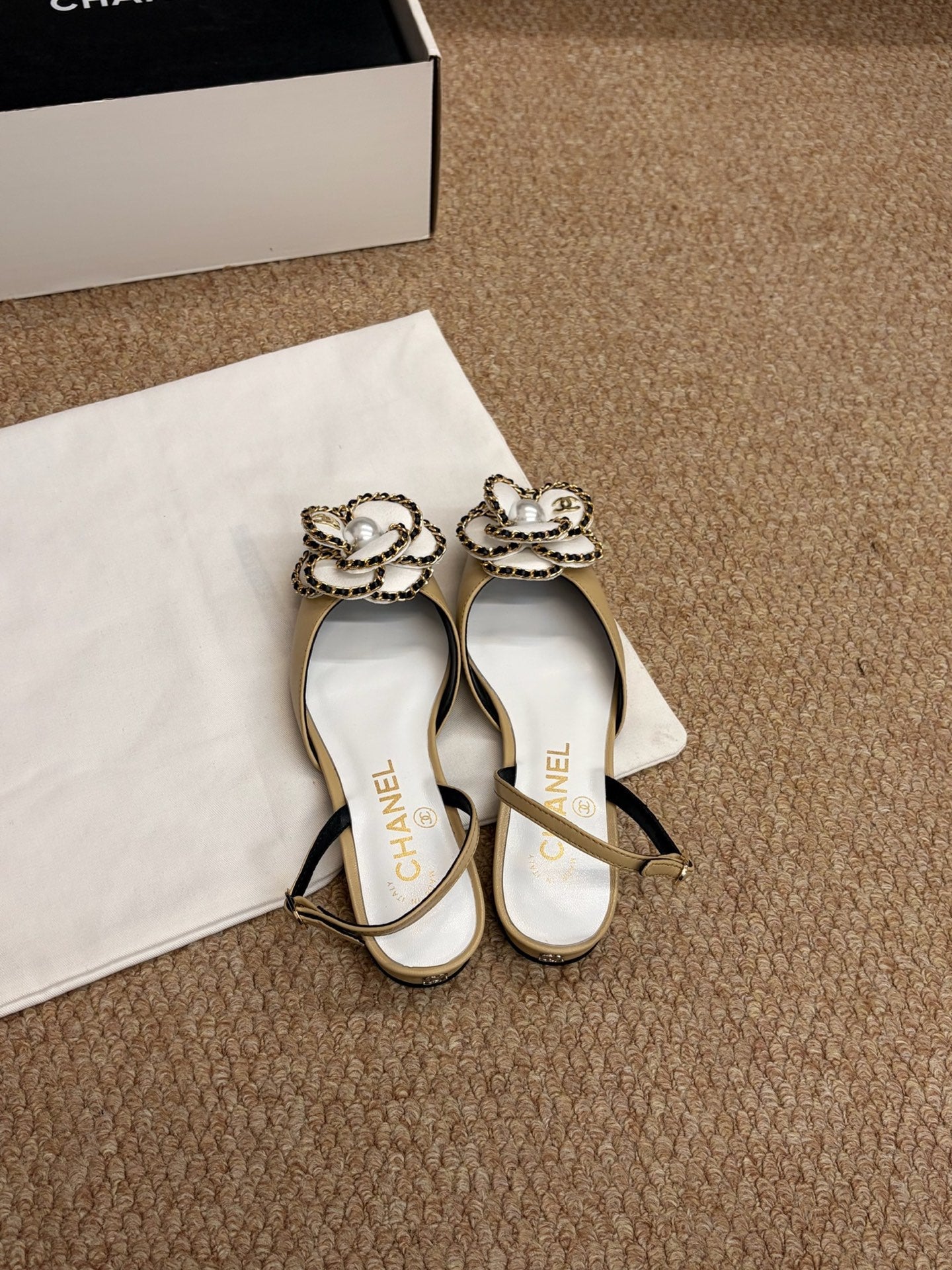 CHANEL 26S SLINGBACK FLATS IN BEIGE CALFSKIN CAMELLIA PEARL