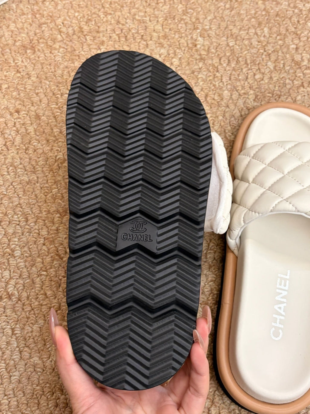CHANEL 26S SLIDE SANDALS IN WHITE QUILTED CALFSKIN WITH LOGO PLAQUE