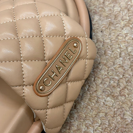 CHANEL 26S SLIDE SANDALS IN BEIGE QUILTED CALFSKIN WITH LOGO PLAQUE