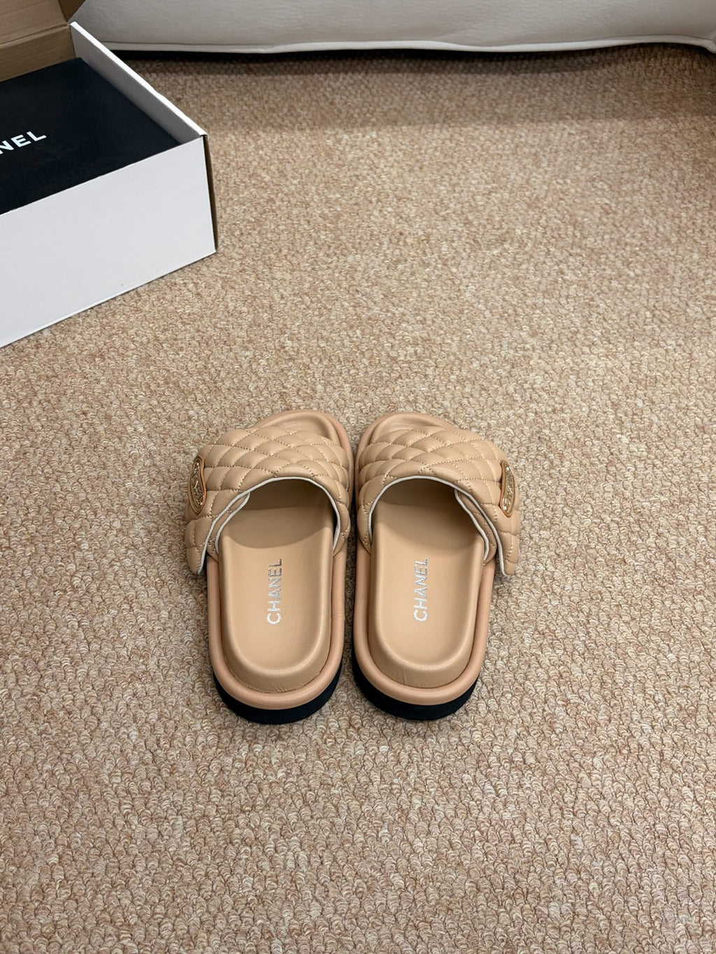 CHANEL 26S SLIDE SANDALS IN BEIGE QUILTED CALFSKIN WITH LOGO PLAQUE