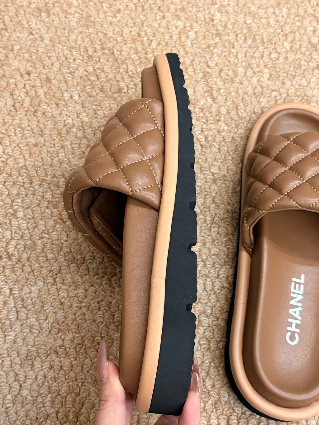CHANEL 26S SLIDE SANDALS IN BROWN QUILTED CALFSKIN WITH LOGO PLAQUE
