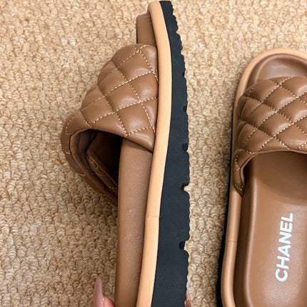CHANEL 26S SLIDE SANDALS IN BROWN QUILTED CALFSKIN WITH LOGO PLAQUE