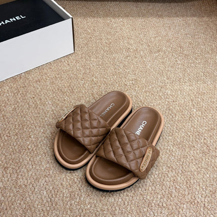 CHANEL 26S SLIDE SANDALS IN BROWN QUILTED CALFSKIN WITH LOGO PLAQUE