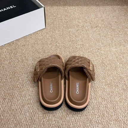 CHANEL 26S SLIDE SANDALS IN BROWN QUILTED CALFSKIN WITH LOGO PLAQUE