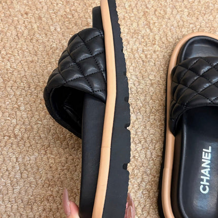 CHANEL 26S SLIDE SANDALS IN BLACK QUILTED CALFSKIN WITH LOGO PLAQUE