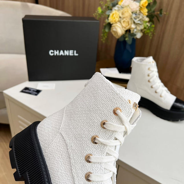SHORT BOOTS IN WHITE TWEED AND BLACK CALFSKIN