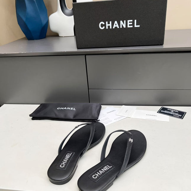 THONG SLIPPERS IN BLACK COWHIDE