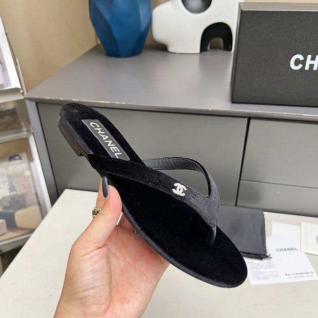 THONG SLIPPERS IN BLACK VELVET