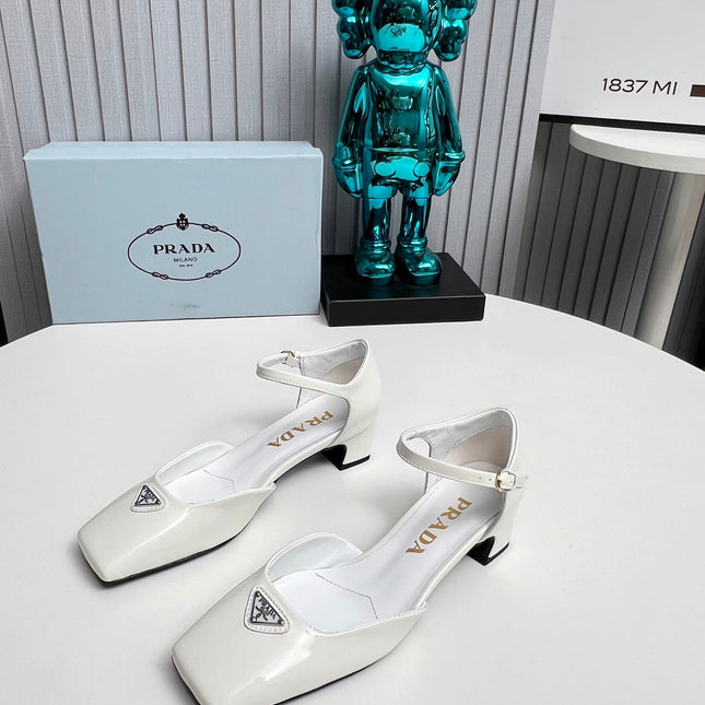 PRADA 26S ANKLE STRAP PUMPS 40MM IN WHITE PATENT CALFSKIN TRIANGLE LOGO