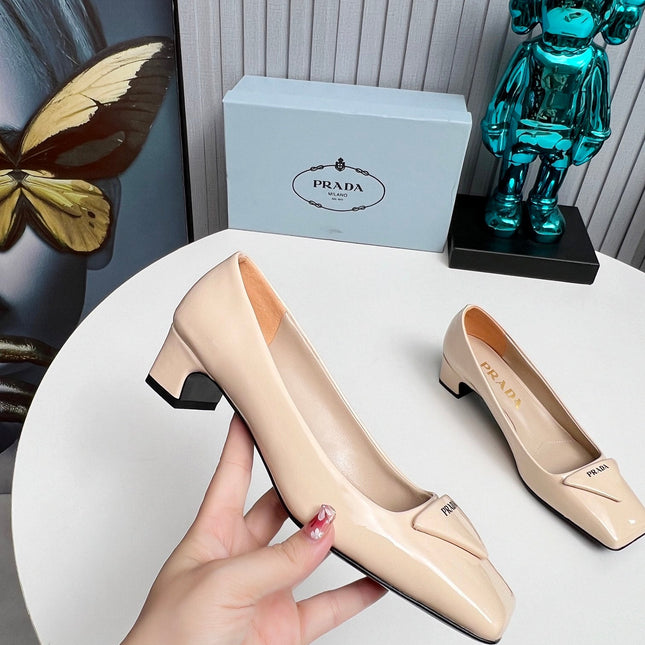 PRADA 26S SQUARE TOE PUMPS BLOCK HEEL 40MM IN NUDE BEIGE PATENT CALFSKIN WITH LOGO