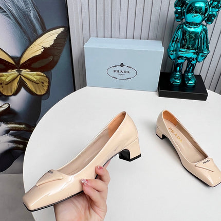 PRADA 26S SQUARE TOE PUMPS BLOCK HEEL 40MM IN NUDE BEIGE PATENT CALFSKIN WITH LOGO