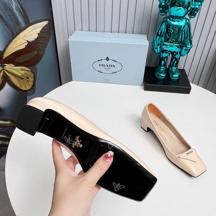 PRADA 26S SQUARE TOE PUMPS BLOCK HEEL 40MM IN NUDE BEIGE PATENT CALFSKIN WITH LOGO