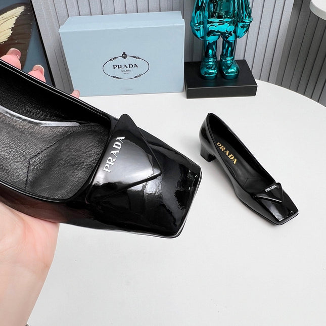 PRADA 26S SQUARE TOE PUMPS BLOCK HEEL 40MM IN BLACK PATENT CALFSKIN WITH LOGO