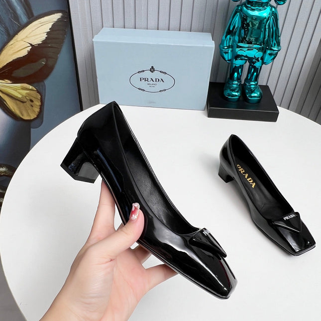 PRADA 26S SQUARE TOE PUMPS BLOCK HEEL 40MM IN BLACK PATENT CALFSKIN WITH LOGO