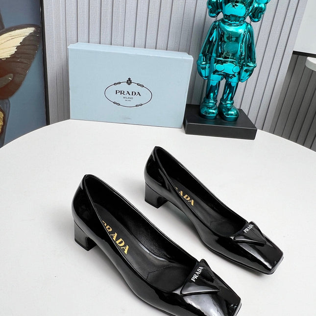 PRADA 26S SQUARE TOE PUMPS BLOCK HEEL 40MM IN BLACK PATENT CALFSKIN WITH LOGO