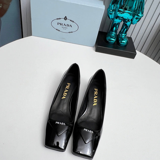 PRADA 26S SQUARE TOE PUMPS BLOCK HEEL 40MM IN BLACK PATENT CALFSKIN WITH LOGO