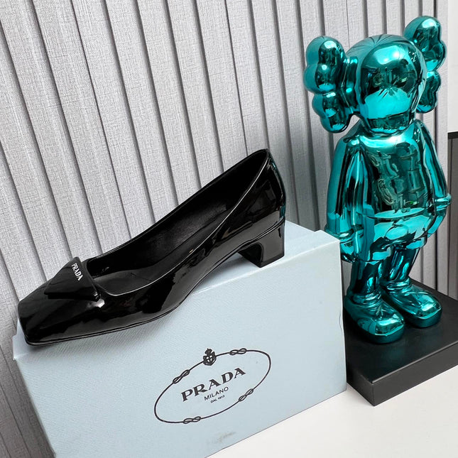 PRADA 26S SQUARE TOE PUMPS BLOCK HEEL 40MM IN BLACK PATENT CALFSKIN WITH LOGO