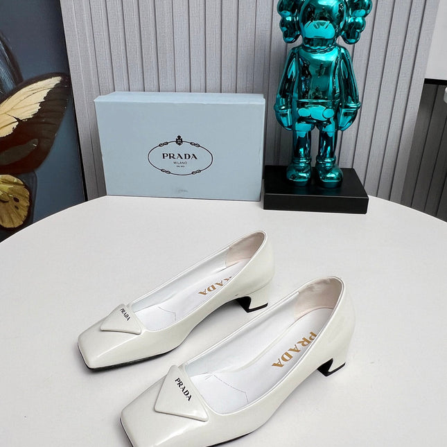 PRADA 26S SQUARE TOE PUMPS BLOCK HEEL 40MM IN WHITE PATENT CALFSKIN WITH LOGO