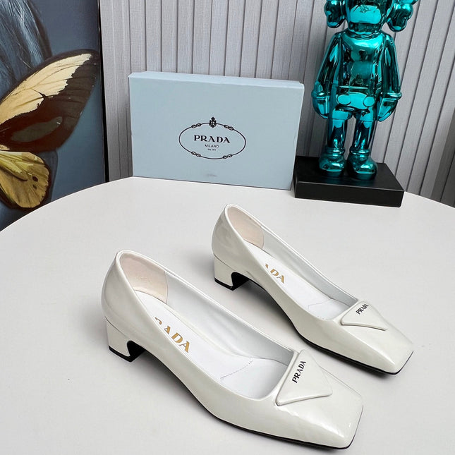 PRADA 26S SQUARE TOE PUMPS BLOCK HEEL 40MM IN WHITE PATENT CALFSKIN WITH LOGO