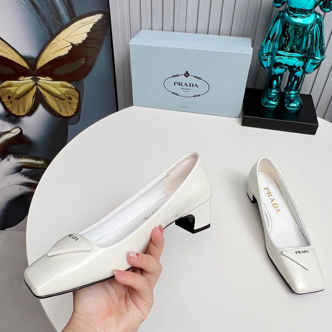 PRADA 26S SQUARE TOE PUMPS BLOCK HEEL 40MM IN WHITE PATENT CALFSKIN WITH LOGO