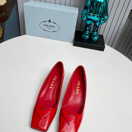 PRADA 26S SQUARE TOE PUMPS BLOCK HEEL 40MM IN RED PATENT CALFSKIN WITH LOGO