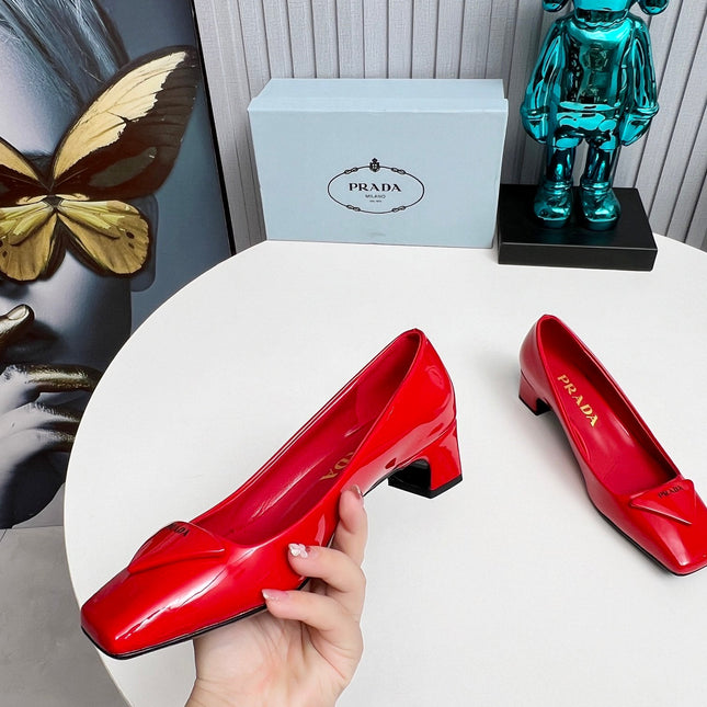 PRADA 26S SQUARE TOE PUMPS BLOCK HEEL 40MM IN RED PATENT CALFSKIN WITH LOGO
