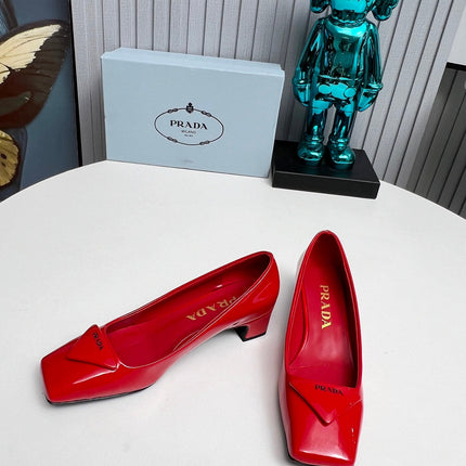 PRADA 26S SQUARE TOE PUMPS BLOCK HEEL 40MM IN RED PATENT CALFSKIN WITH LOGO