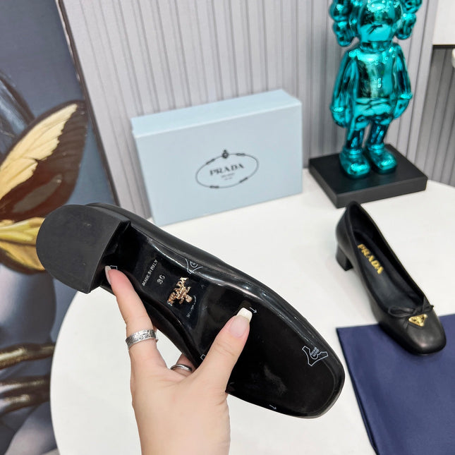 PRADA 26S ROUND TOE PUMPS BLOCK HEEL 40MM IN BLACK CALFSKIN WITH BOW