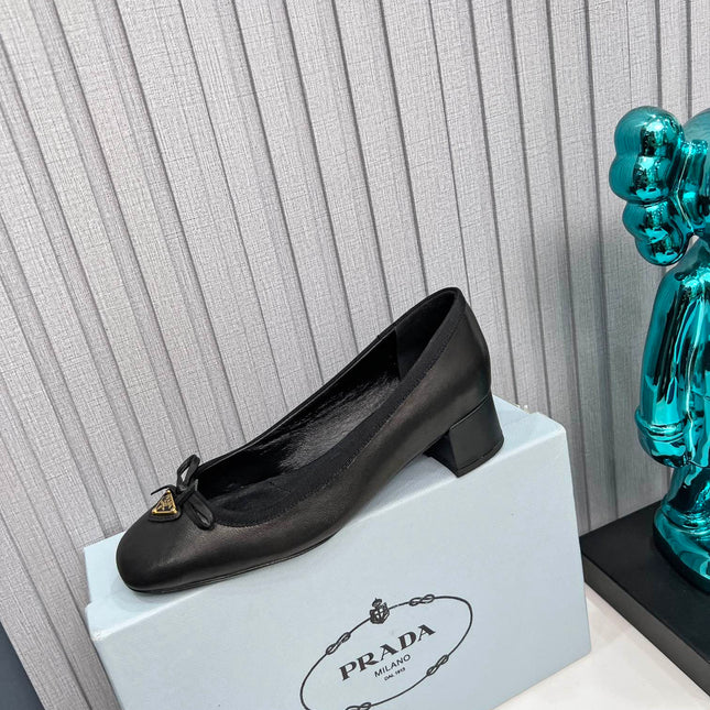 PRADA 26S ROUND TOE PUMPS BLOCK HEEL 40MM IN BLACK CALFSKIN WITH BOW