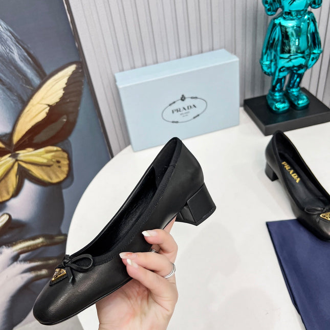 PRADA 26S ROUND TOE PUMPS BLOCK HEEL 40MM IN BLACK CALFSKIN WITH BOW