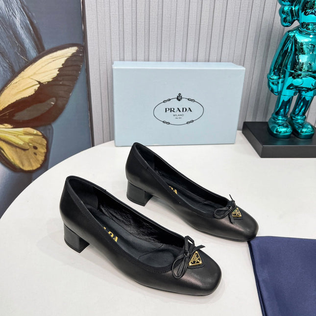 PRADA 26S ROUND TOE PUMPS BLOCK HEEL 40MM IN BLACK CALFSKIN WITH BOW