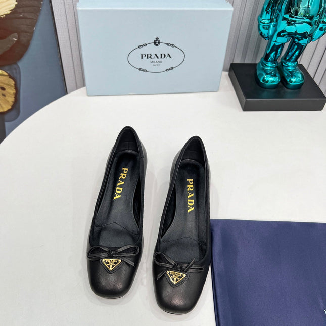 PRADA 26S ROUND TOE PUMPS BLOCK HEEL 40MM IN BLACK CALFSKIN WITH BOW