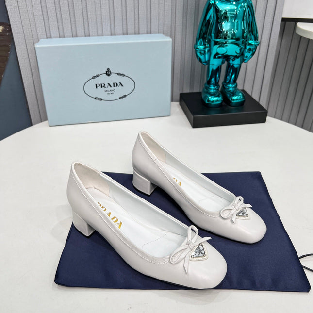 PRADA 26S ROUND TOE PUMPS BLOCK HEEL 40MM IN WHITE CALFSKIN WITH BOW