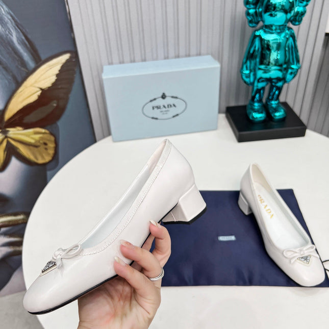 PRADA 26S ROUND TOE PUMPS BLOCK HEEL 40MM IN WHITE CALFSKIN WITH BOW