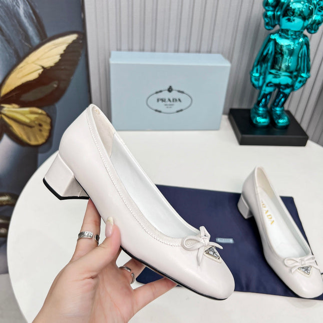 PRADA 26S ROUND TOE PUMPS BLOCK HEEL 40MM IN WHITE CALFSKIN WITH BOW