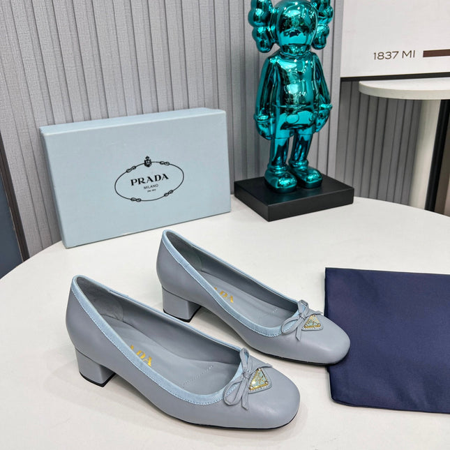 PRADA 26S ROUND TOE PUMPS BLOCK HEEL 40MM IN LIGHT BLUE CALFSKIN WITH BOW