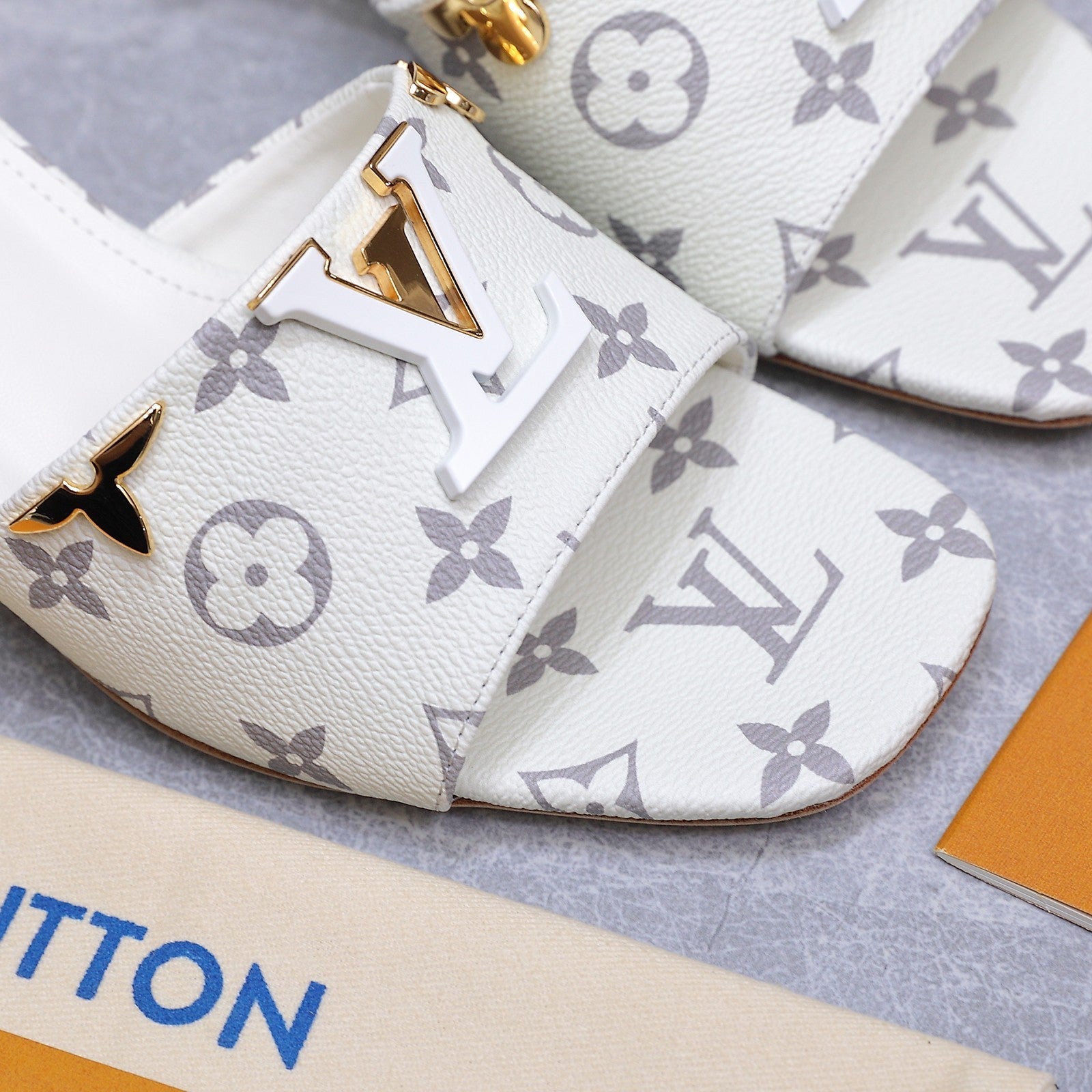 LV 26S BLOCK HEEL MULE SANDALS 55MM IN WHITE MONOGRAM CALFSKIN GOLD HARDWARE