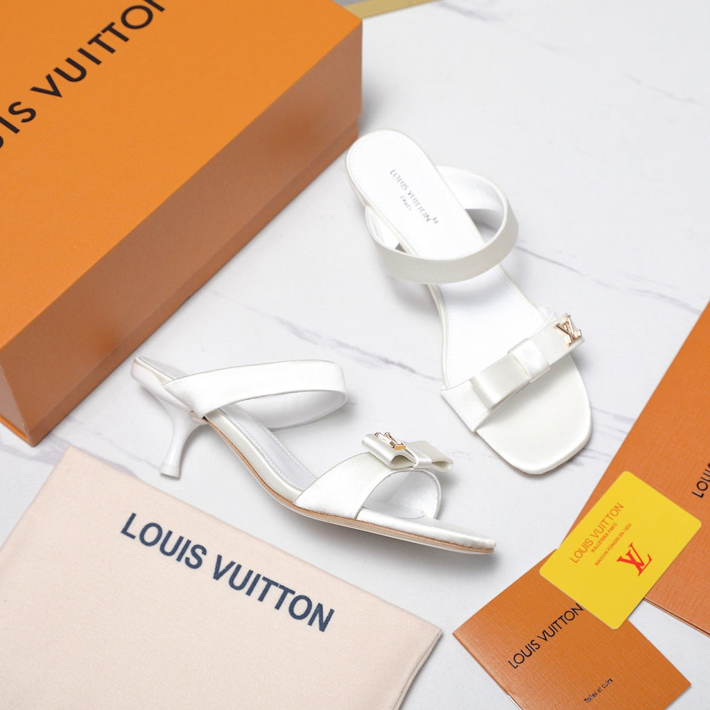 LV 26S SLIDE HEELS 40MM IN WHITE SATIN WITH BOW
