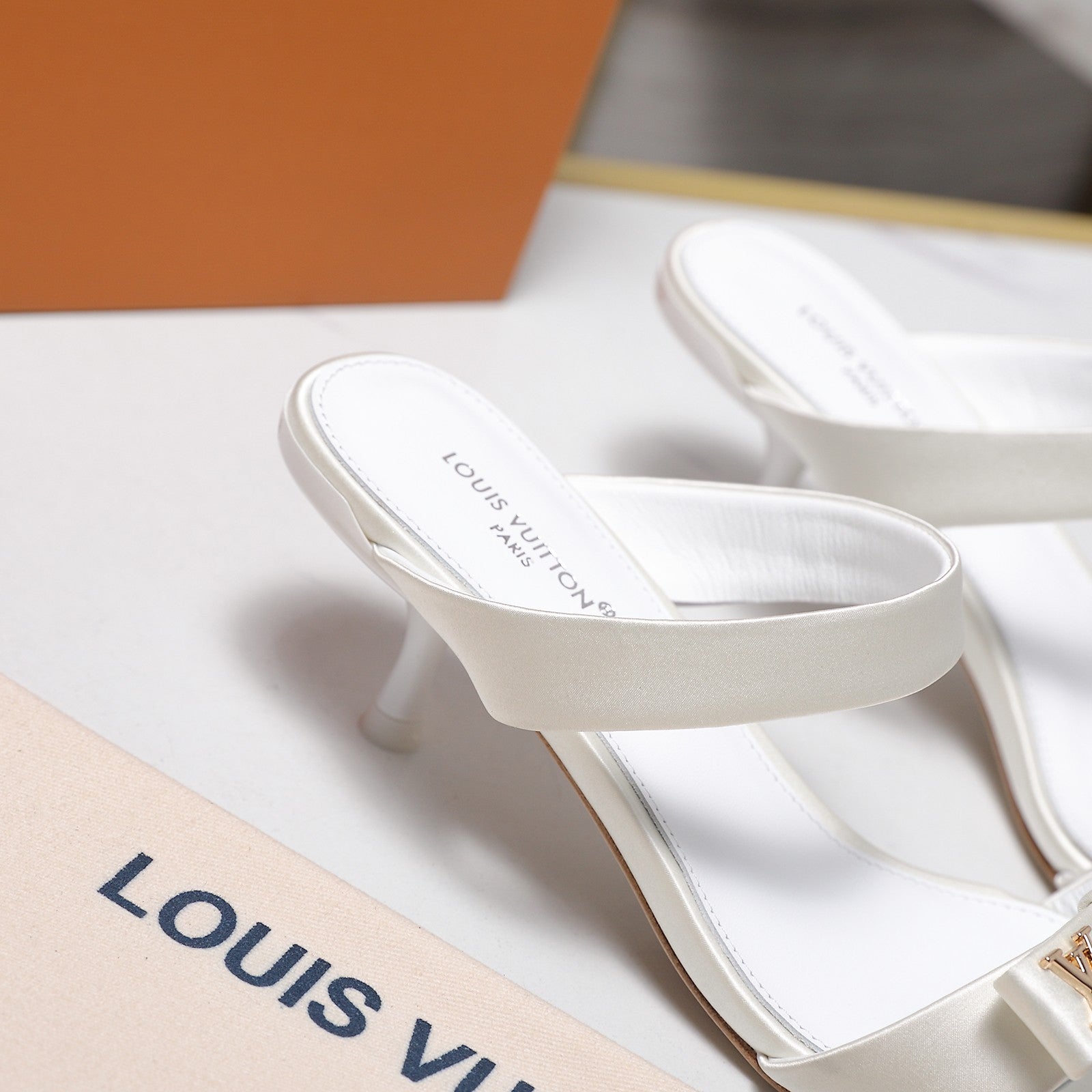 LV 26S SLIDE HEELS 40MM IN WHITE SATIN WITH BOW