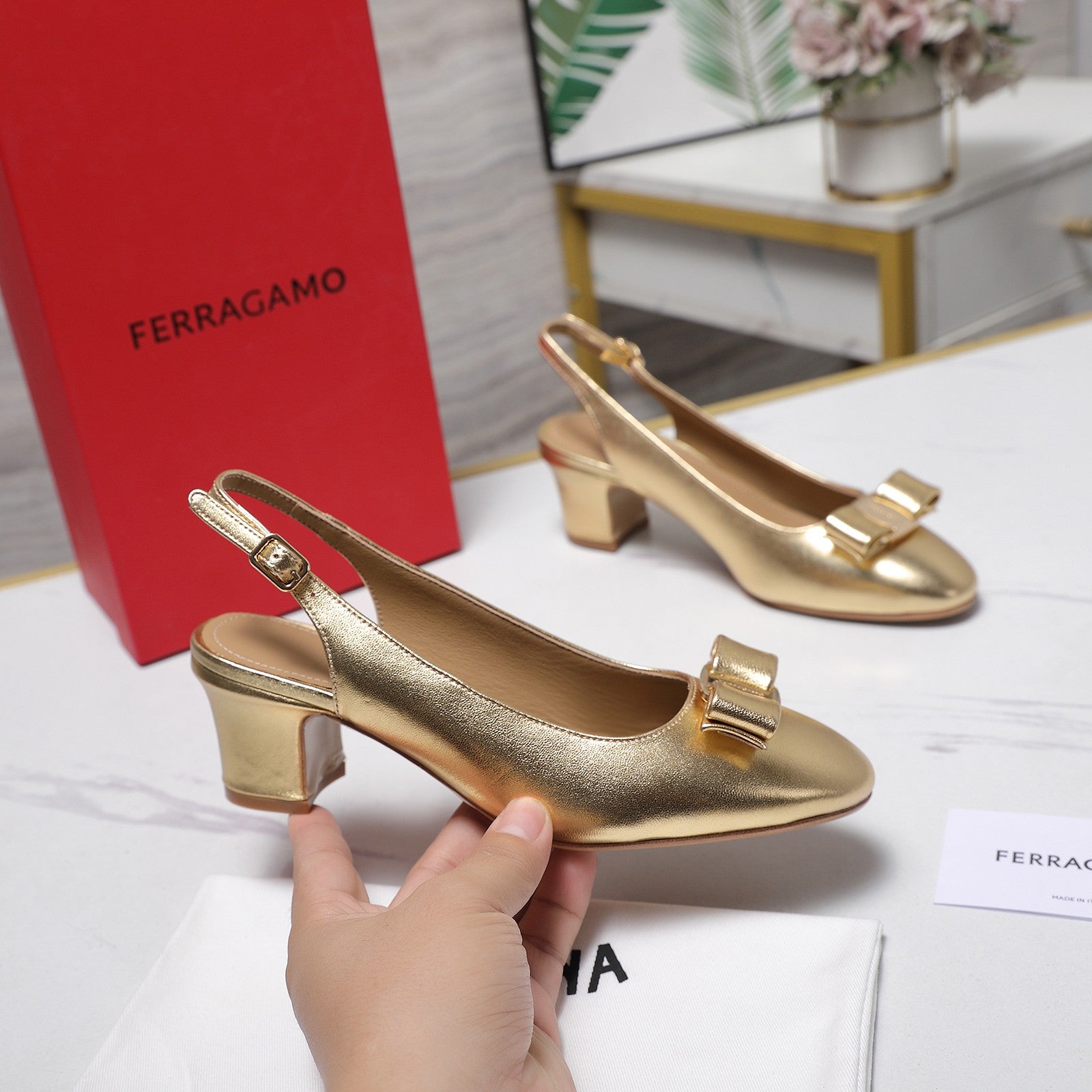LV 26S SLINGBACK PUMPS 55MM IN GOLD PATENT CALFSKIN WITH BOW