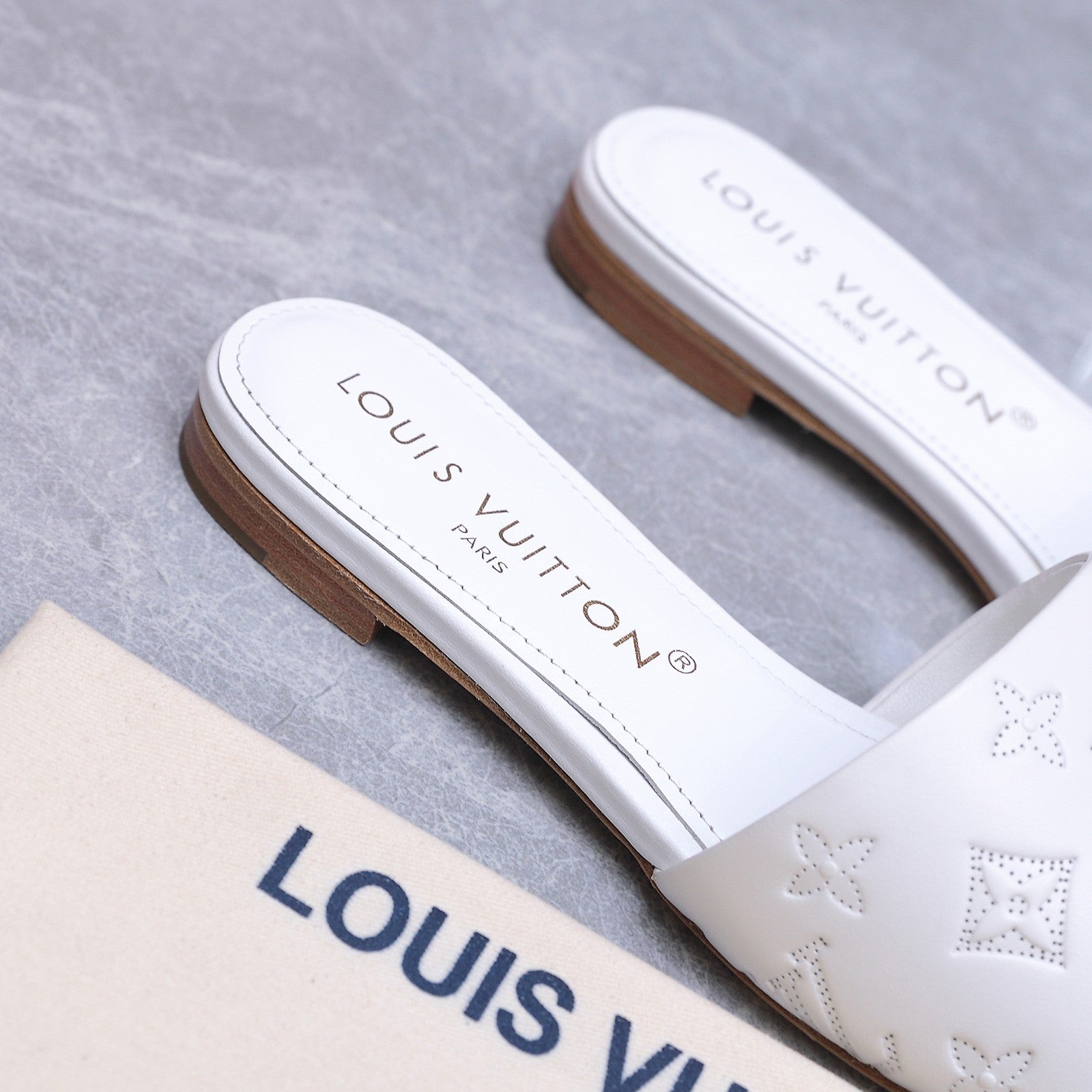 LV 26S FLAT SLIDE SANDALS IN WHITE CALFSKIN EMBOSSED MONOGRAM LOGO