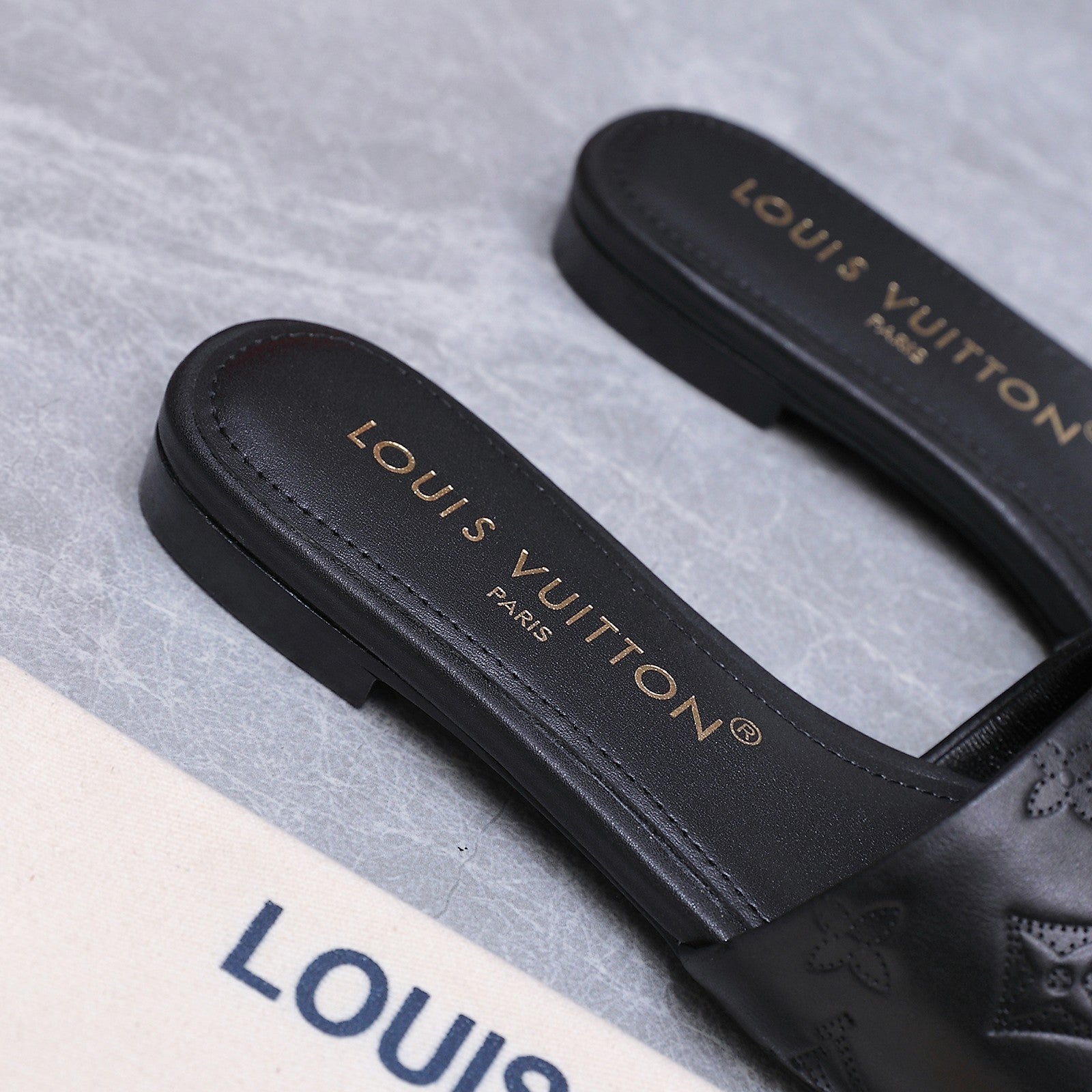 LV 26S FLAT SLIDE SANDALS IN BLACK CALFSKIN EMBOSSED MONOGRAM LOGO