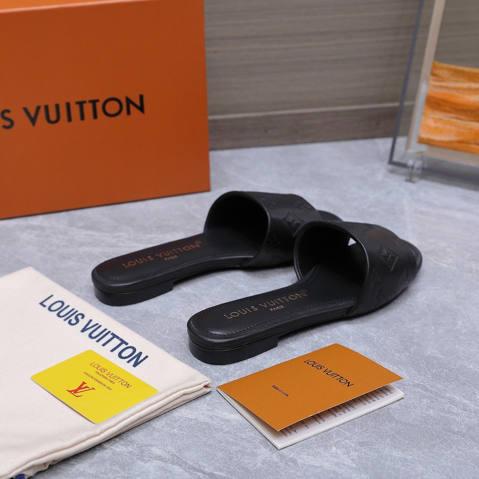 LV 26S FLAT SLIDE SANDALS IN BLACK CALFSKIN EMBOSSED MONOGRAM LOGO