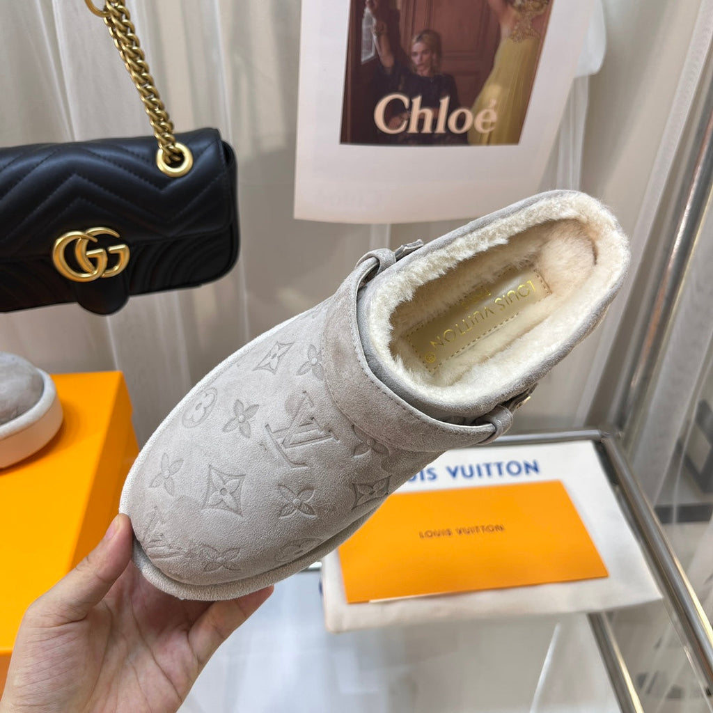 LV WOMEN'S COSY FLAT COMFORT CLOGS IN BEIGE MONOGRAM SUEDE