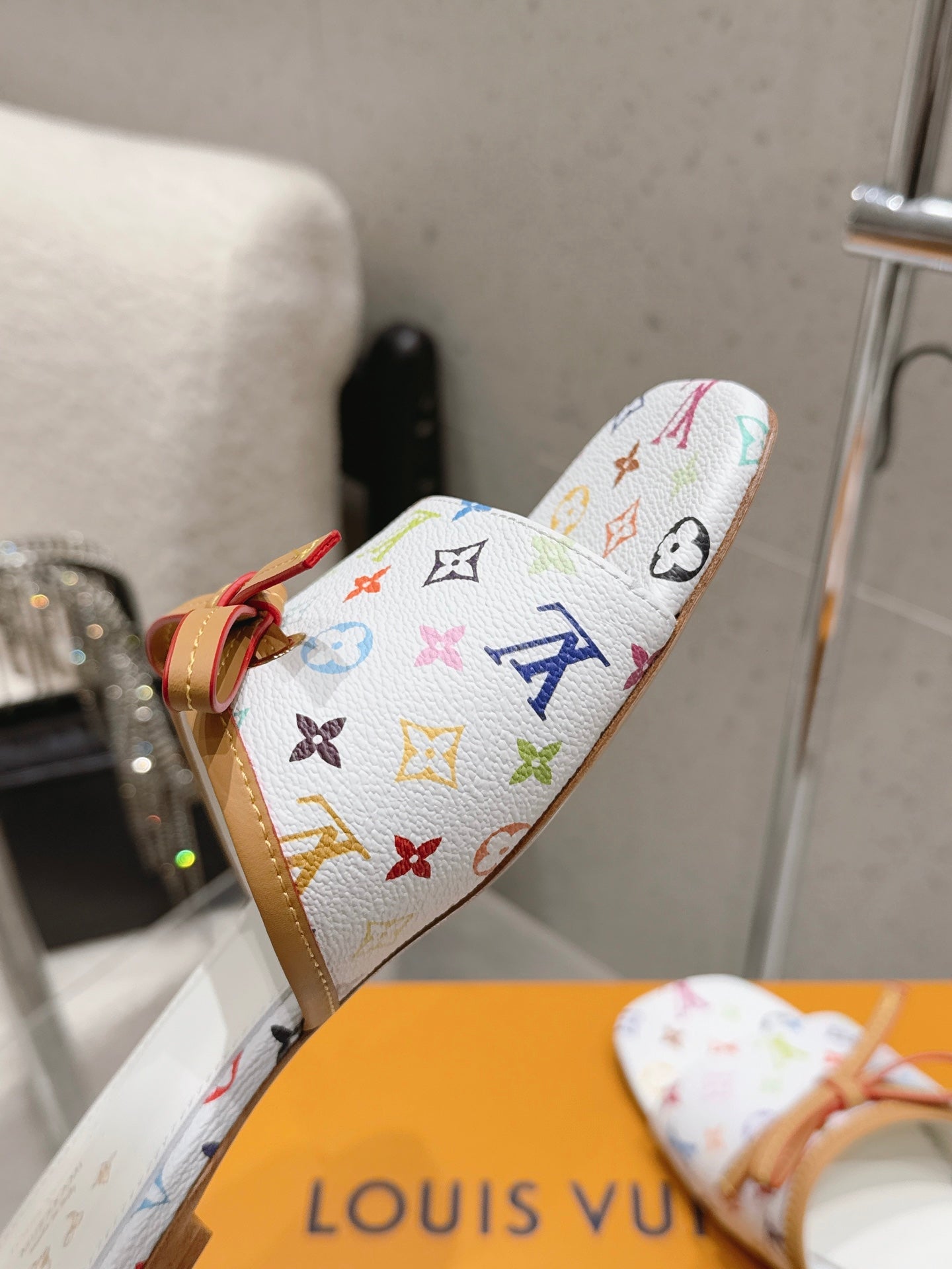 LV 26S FLAT MULE SANDALS IN WHITE MULTICOLOR MONOGRAM CANVAS WITH CALFSKIN BOW