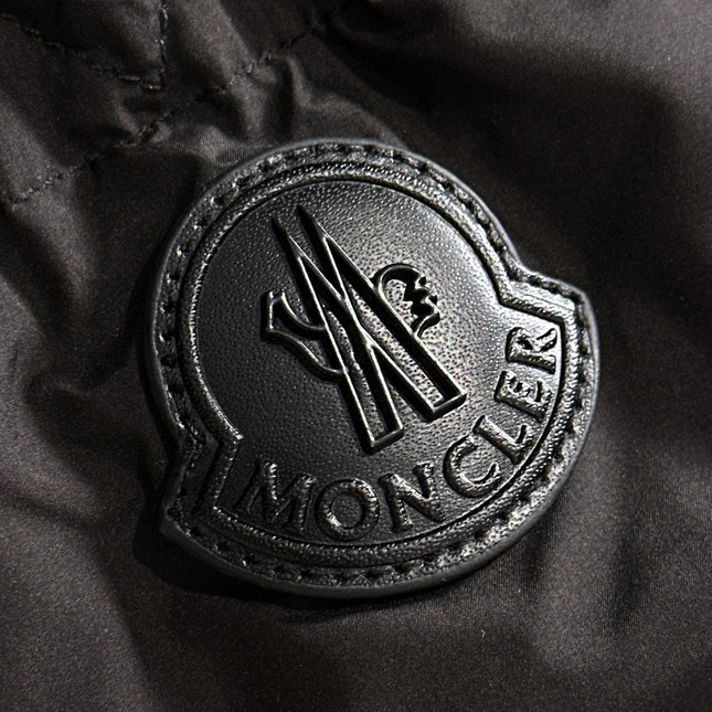 MONCLER PUFFER JACKET IN BLACK 264575